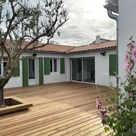 House With Terrace Near The Sea *